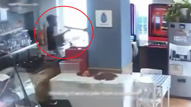 Cầm dao xông vào quán bar, tên cướp hét lên "đưa tiền đây" và cái kết bất ngờ - Ảnh 1.