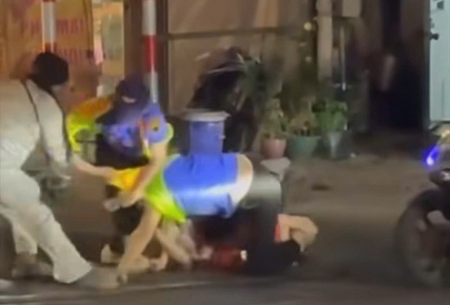 Vượt r&agrave;o chắn bị nhắc nhở, người phụ nữ h&agrave;nh hung 2 nh&acirc;n vi&ecirc;n đường sắt - Ảnh 1.