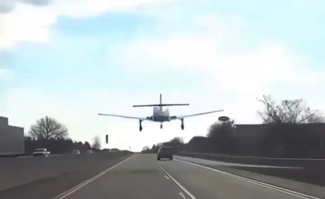 M&aacute;y bay bất ngờ hạ c&aacute;nh khẩn cấp xuống đường cao tốc - Ảnh 1.