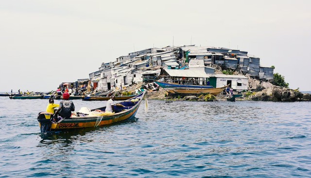 B&iacute; ẩn cuộc sống của người d&acirc;n trong ng&ocirc;i l&agrave;ng nhỏ hơn s&acirc;n b&oacute;ng đ&aacute;, gần 1.800 người chen ch&uacute;c mưu sinh - Ảnh 6.