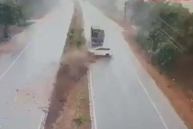 Lao như t&ecirc;n bắn tr&ecirc;n đường, &ocirc; t&ocirc; con bị xe tải đ&acirc;m tr&uacute;ng - Ảnh 1.