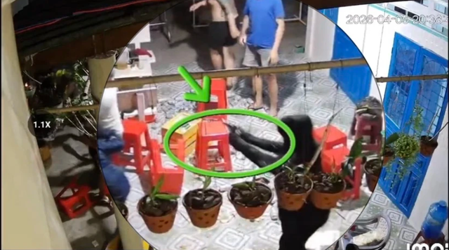 Điều tra nh&oacute;m thanh ni&ecirc;n mang &ldquo;s&uacute;ng&rdquo; v&agrave; dao truy s&aacute;t 2 người bị thương sau cuộc nhậu- Ảnh 1.