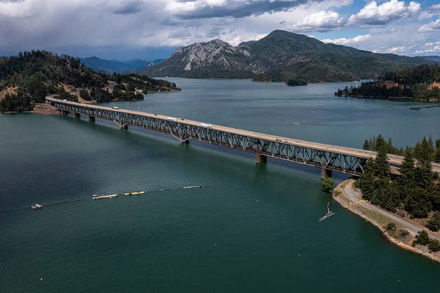 Cha mẹ chưa kịp mặc áo phao, bé trai 5 tuổi đã nhảy xuống hồ nước rồi tử vong - Ảnh 1.