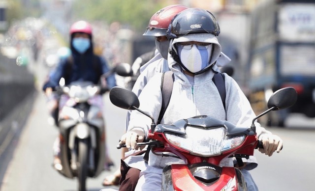 Dự b&aacute;o thời tiết 9/4: Miền Bắc nắng n&oacute;ng gay gắt k&eacute;o d&agrave;i, đề ph&ograve;ng mưa gi&ocirc;ng k&egrave;m lốc s&eacute;t - Ảnh 1.