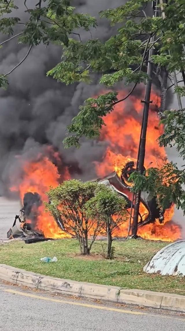 Ô tao lao như "tên bắn", người dân chạy đến cụ bà khỏi xe lật trước khi phương tiện bốc cháy, cái kết khiến ai cũng thở phào - Ảnh 2.