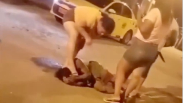 Người phụ nữ đấm tên cướp bất tỉnh trên phố - Ảnh 1.