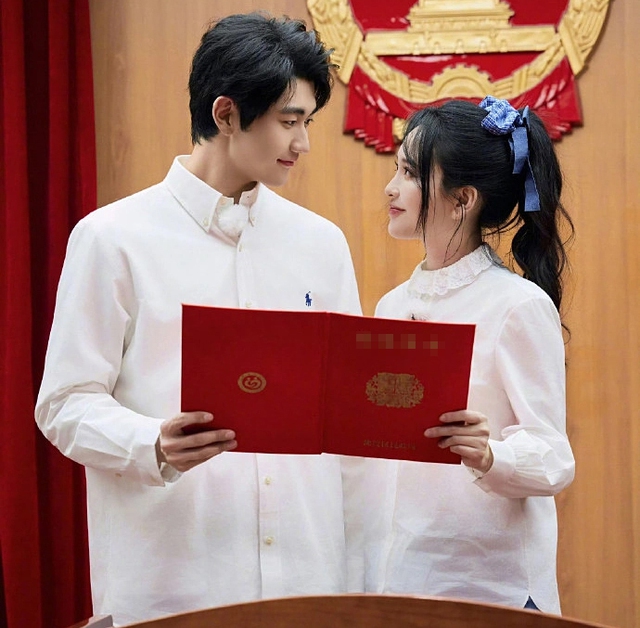 "Nữ thần không tuổi" kết hôn với bạn trai kém 17 tuổi sau 4 năm yêu - Ảnh 1.