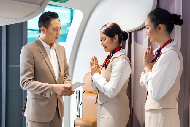 Đằng sau h&agrave;nh động c&uacute;i ch&agrave;o của tiếp vi&ecirc;n ở cửa m&aacute;y bay, nhiều người kh&ocirc;ng biết - Ảnh 2.