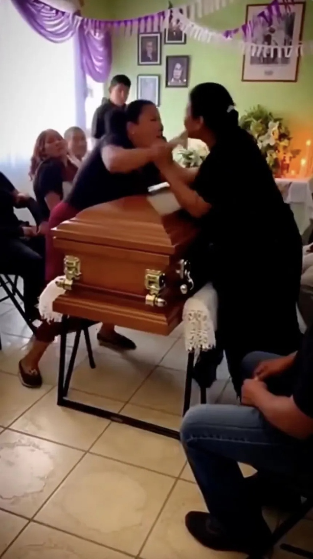 Hai người t&igrave;nh lao v&agrave;o ẩu đả, tranh gi&agrave;nh người đ&agrave;n &ocirc;ng trong đ&aacute;m tang - Ảnh 1.