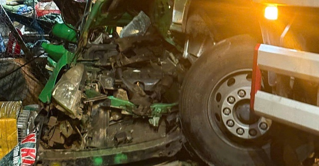 Taxi t&ocirc;ng xe tải trước chợ, t&agrave;i xế thiệt mạng, 2 h&agrave;nh kh&aacute;ch bị thương - Ảnh 1.