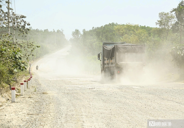 D&acirc;n khổ sở v&igrave; đường hư hỏng, bụi phủ trắng x&oacute;a như sương m&ugrave; - Ảnh 3.