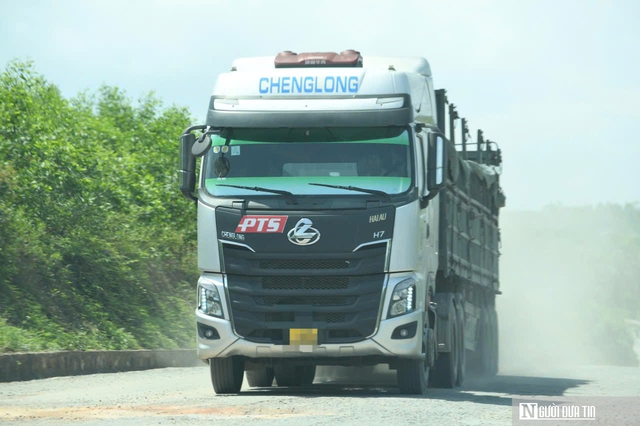 D&acirc;n khổ sở v&igrave; đường hư hỏng, bụi phủ trắng x&oacute;a như sương m&ugrave; - Ảnh 6.