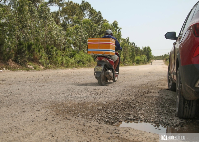 D&acirc;n khổ sở v&igrave; đường hư hỏng, bụi phủ trắng x&oacute;a như sương m&ugrave; - Ảnh 7.