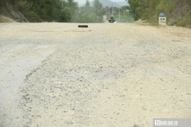 D&acirc;n khổ sở v&igrave; đường hư hỏng, bụi phủ trắng x&oacute;a như sương m&ugrave; - Ảnh 8.