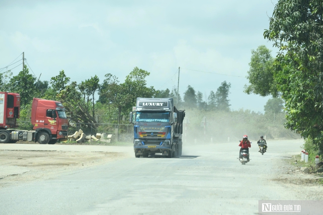 D&acirc;n khổ sở v&igrave; đường hư hỏng, bụi phủ trắng x&oacute;a như sương m&ugrave; - Ảnh 9.