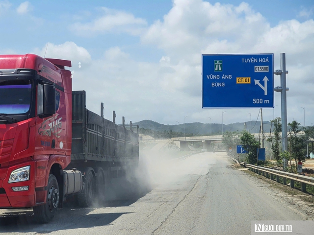 D&acirc;n khổ sở v&igrave; đường hư hỏng, bụi phủ trắng x&oacute;a như sương m&ugrave; - Ảnh 2.