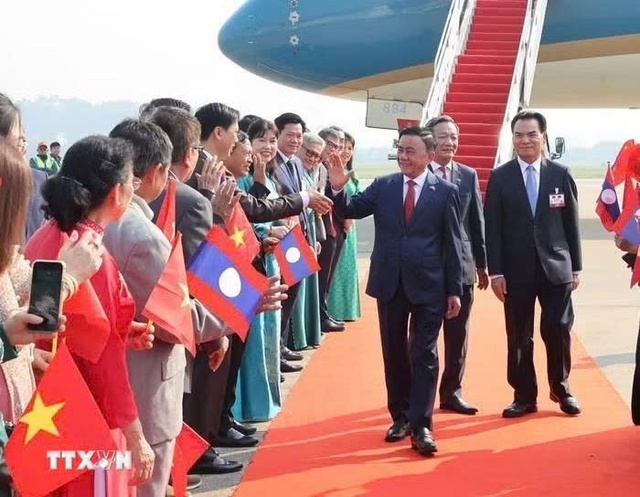 Thường trực Ban B&iacute; thư Trần Cẩm T&uacute; bắt đầu thăm L&agrave;o- Ảnh 1.