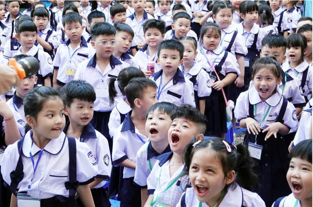 Mỗi m&ugrave;a khai giảng bớt một nỗi lo: S&aacute;ch gi&aacute;o khoa giảm gi&aacute; s&acirc;u, học sinh sắp được d&ugrave;ng miễn ph&iacute;- Ảnh 2.