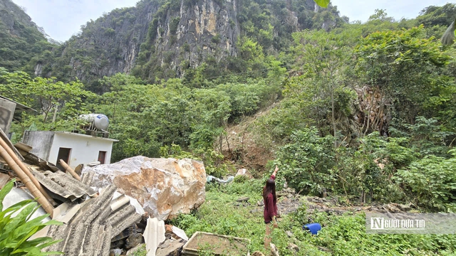Người mẹ kể lại gi&acirc;y ph&uacute;t khối đ&aacute; h&agrave;ng chục tấn l&agrave;m sập một phần ng&ocirc;i nh&agrave; trong đ&ecirc;m- Ảnh 2.