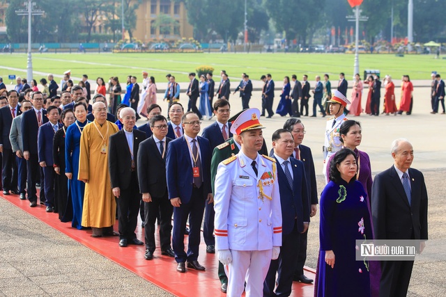 Đoàn đại biểu dự Đại hội MTTQ Việt Nam lần thứ XI vào Lăng viếng Chủ tịch Hồ Chí Minh - Ảnh 2.