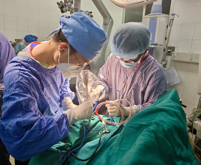 Hai anh em chơi đ&ugrave;a tại nh&agrave;, b&eacute; 11 tuổi bị dao cắm v&agrave;o đầu kh&oacute; ngờ - Ảnh 2.