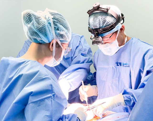 Khó thở kéo dài, người đàn ông 53 tuổi bất ngờ phát hiện thứ "đáng sợ" to như quả bưởi trong lồng ngực - Ảnh 1.