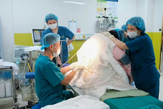 Mẹ bầu 140kg sinh con “vượt chuẩn” 4,6kg, bác sĩ kể phút căng thẳng - Ảnh 1.