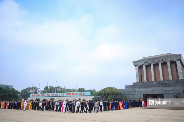 Đoàn đại biểu dự Đại hội MTTQ Việt Nam lần thứ XI vào Lăng viếng Chủ tịch Hồ Chí Minh - Ảnh 3.