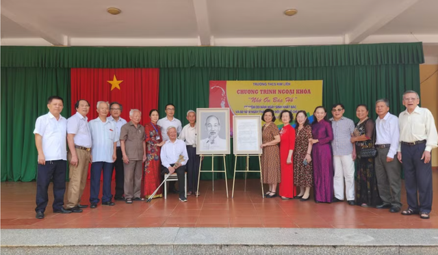 Câu chuyện xúc động về hành trình thầy giáo già tìm lại món quà quý của Bác Hồ- Ảnh 3. Câu chuyện xúc động về hành trình thầy giáo già tìm lại món quà quý của Bác Hồ- Ảnh 3.