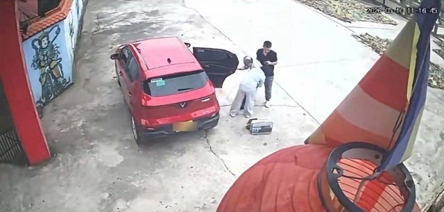 “Mang mẹ đi bỏ” trên phim và nỗi đau “mang cha bỏ chùa” ngoài đời - Ảnh 2.
