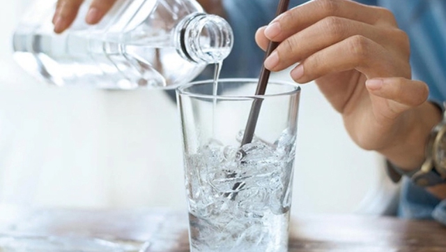 C&aacute;ch b&ugrave; nước đ&uacute;ng v&agrave; đủ để tr&aacute;nh sốc nhiệt ng&agrave;y nắng n&oacute;ng - Ảnh 2.