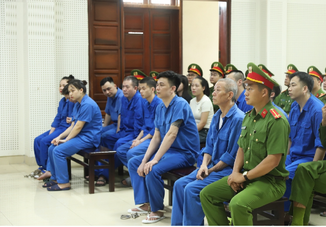 B&ugrave;i Đ&igrave;nh Kh&aacute;nh quanh co, chối tội tại to&agrave;: &ldquo;Kh&ocirc;ng biết người bị bắn l&agrave; c&ocirc;ng an&rdquo;- Ảnh 2.