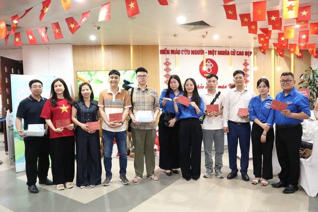 Tuổi trẻ Hội Luật gia Việt Nam tham gia hiến máu nhân đạo- Ảnh 6. Tuổi trẻ Hội Luật gia Việt Nam tham gia hiến máu nhân đạo- Ảnh 6.