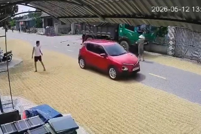 &Ocirc; t&ocirc; tải lấn l&agrave;n tr&aacute;nh l&uacute;a phơi giữa đường, 2 mẹ con tử vong tại chỗ, bi kịch từ th&oacute;i quen nguy hiểm - Ảnh 1.