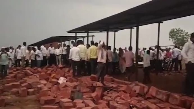 Sập tường, 6 người d&acirc;n tử vong khi tr&uacute; mưa - Ảnh 1.