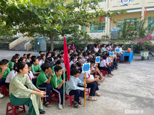 Đưa pháp luật học đường đến học sinh xã đảo ở Đà Nẵng- Ảnh 4. Đưa pháp luật học đường đến học sinh xã đảo ở Đà Nẵng- Ảnh 4.