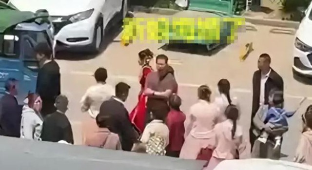 Dự đ&aacute;m cưới bạn th&acirc;n, c&ocirc; g&aacute;i c&oacute; h&agrave;nh động khiến c&ocirc; d&acirc;u "ngượng đỏ mặt" - Ảnh 3.