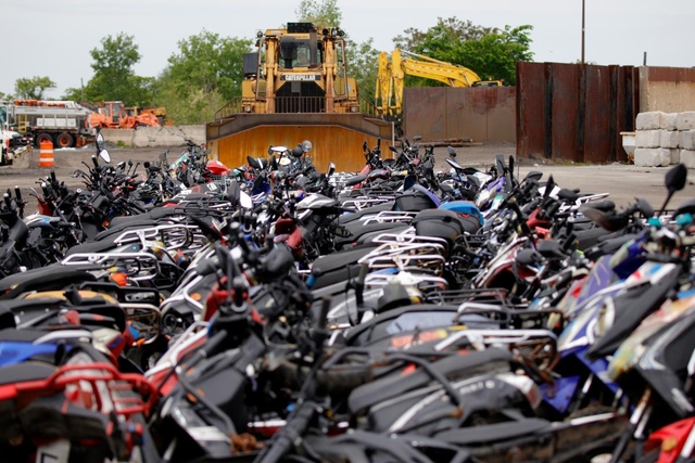 200 chiếc xe m&aacute;y bị m&aacute;y ủi nghiền n&aacute;t - Ảnh 2.