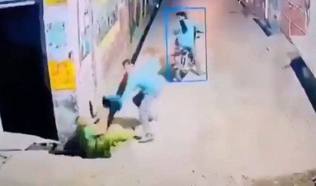 Bị cướp giật t&uacute;i x&aacute;ch tr&ecirc;n phố, người phụ nữ chống trả v&agrave; c&aacute;i kết- Ảnh 1.