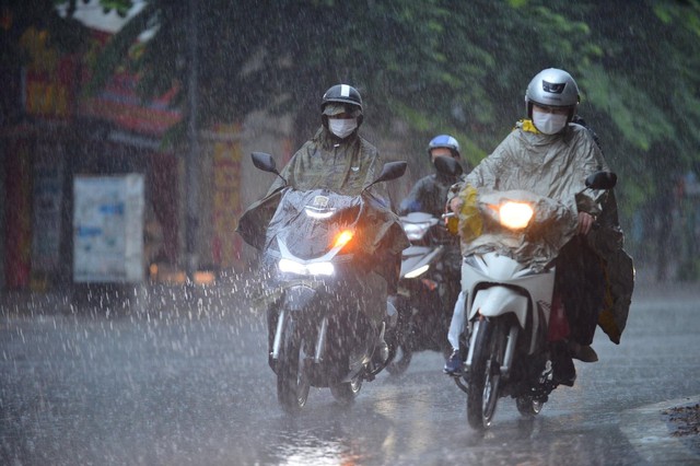 Dự b&aacute;o thời tiết 17/5: Miền Bắc đ&oacute;n mưa to "sầm sập", cảnh b&aacute;o thời tiết nguy hiểm  - Ảnh 1.