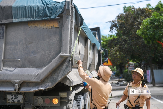 Cảnh s&aacute;t giao th&ocirc;ng H&agrave; Nội đội nắng gần 40&deg;C  xử l&yacute; xe qu&aacute; tải- Ảnh 10.