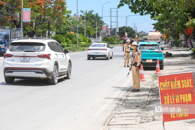 Cảnh s&aacute;t giao th&ocirc;ng H&agrave; Nội đội nắng gần 40&deg;C  xử l&yacute; xe qu&aacute; tải- Ảnh 3.