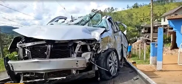 Xe tải mất l&aacute;i đ&acirc;m tr&uacute;ng &ocirc; t&ocirc; con, 4 người tử vong thương t&acirc;m - Ảnh 2.