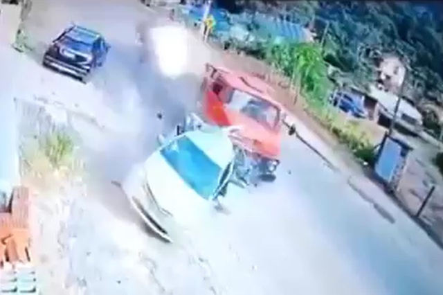 Xe tải mất l&aacute;i đ&acirc;m tr&uacute;ng &ocirc; t&ocirc; con, 4 người tử vong thương t&acirc;m - Ảnh 1.