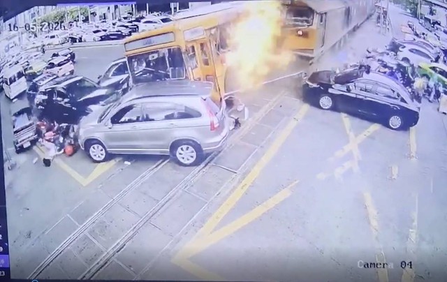Tàu hỏa đâm trúng xe buýt trên đường ray khiến 8 người tử vong - Ảnh 1.