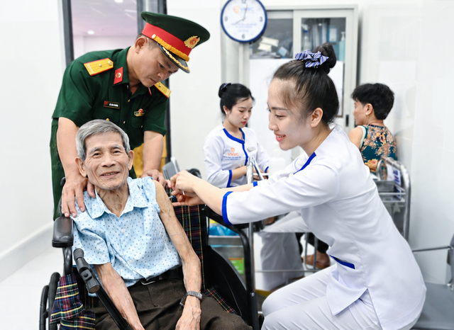 Côn Đảo được hỗ trợ vắc xin cúm suốt 3 năm và kho lạnh chuẩn GSP đầu tiên nhờ Gói hỗ trợ quy mô lớn của VNVC- Ảnh 4. Côn Đảo được hỗ trợ vắc xin cúm suốt 3 năm và kho lạnh chuẩn GSP đầu tiên nhờ Gói hỗ trợ quy mô lớn của VNVC- Ảnh 4.