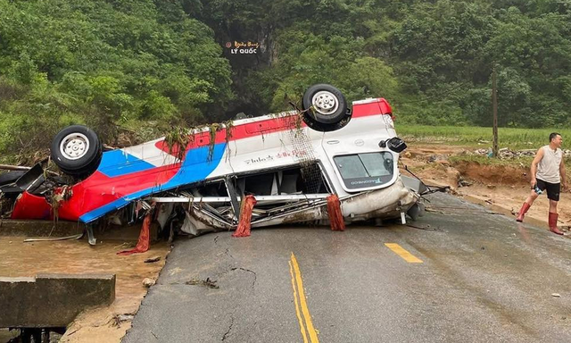 Tai nạn xe khách nghiêm trọng tại Tuyên Quang: Xe rơi xuống vực - Ảnh 2.
