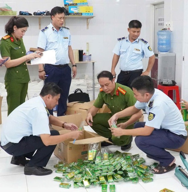 Triệt ph&aacute; đường d&acirc;y sản xuất hơn 27.000 chai dầu gi&oacute; giả nh&atilde;n hiệu nổi tiếng- Ảnh 1.