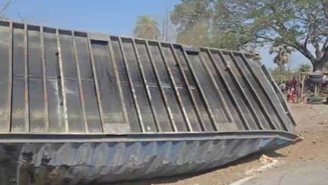 13 người tử vong khi xe container đ&acirc;m v&agrave;o xe chở kh&aacute;ch dự đ&aacute;m cưới - Ảnh 1.
