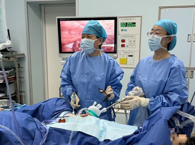 Người phụ nữ 42 tuổi bụng to bất thường, b&aacute;c sĩ ph&aacute;t hiện thứ "đ&aacute;ng sợ" 3kg b&ecirc;n trong - Ảnh 1.